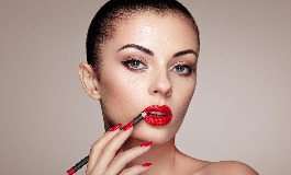 嘴唇厚的女人究竟命运如何？事业、财富与幸福全解析