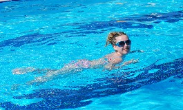 梦见游泳预示什么？解读游泳梦境中的吉凶运势